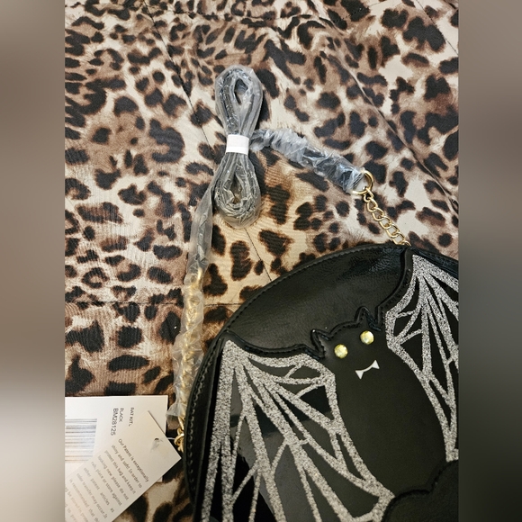 NWT Betsey Johnson ๐ฆ Bat Kitsch Crossbody Bag Halloween Goth - Picture 4 of 7